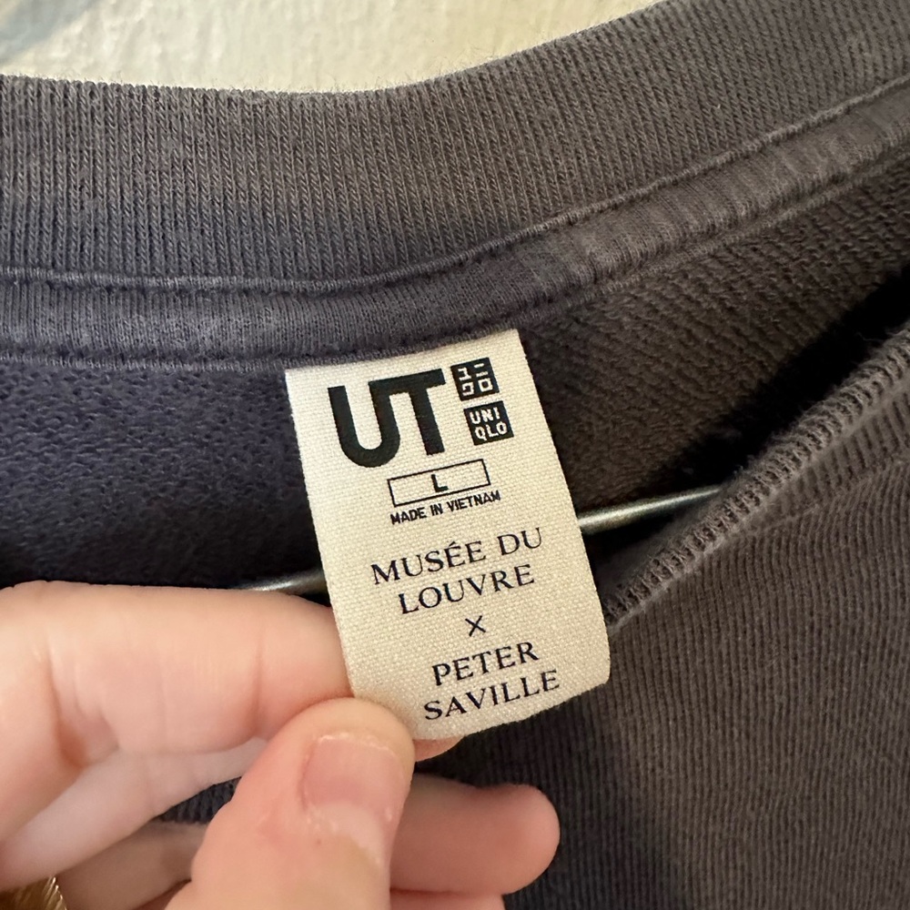 UNIQLO Men’s Sweatshirt Size Large Peter Saville Musée Du Louvre Museum Grey - Picture 4 of 5